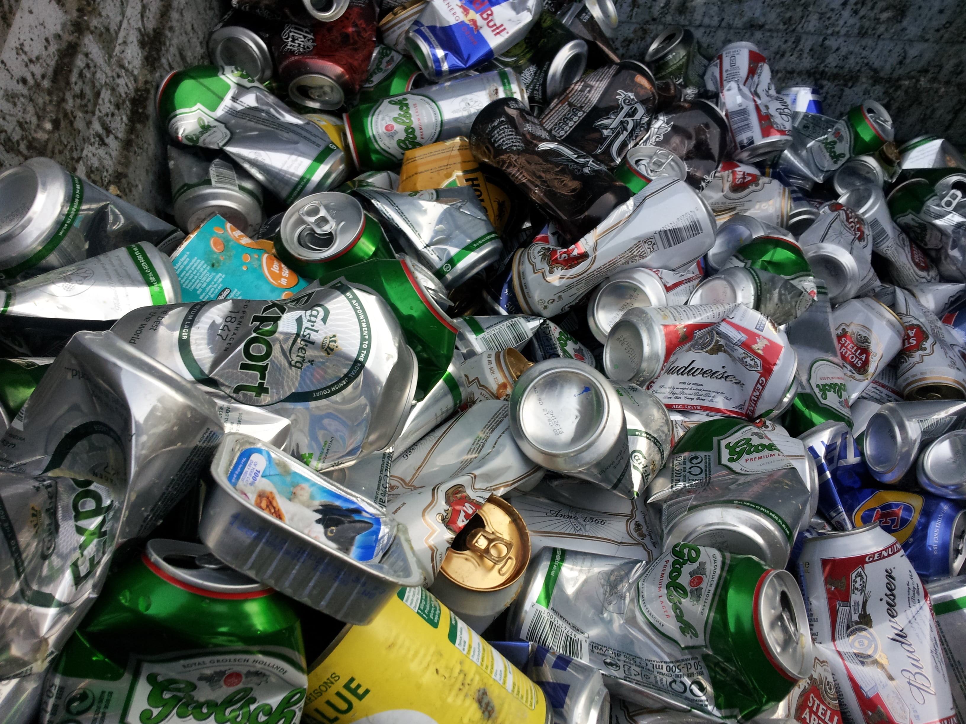 Food_and_drink_cans_in_recycling_bin