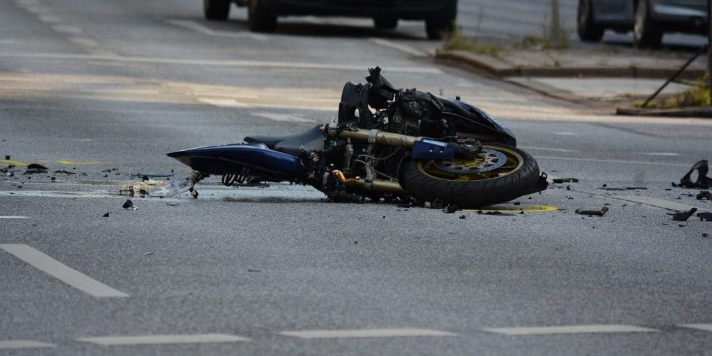 Las autoridades investigan la muerte de un hombre Illinois en un doble choque de motocicletas